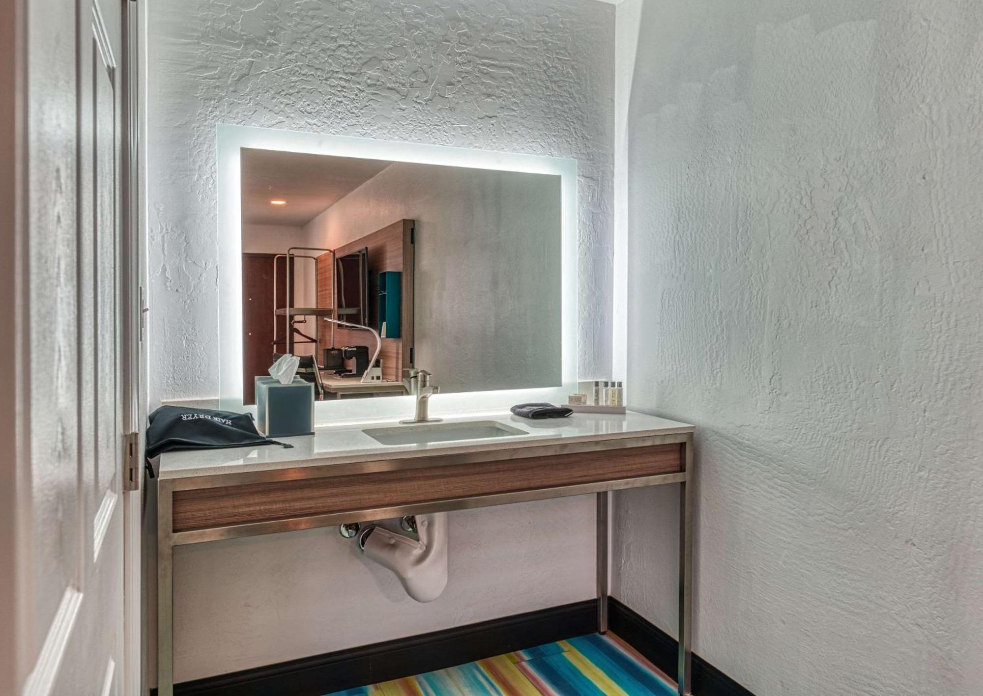 Casa Via Mar Inn, Ascend Hotel Collection Порт-Уэнеме Экстерьер фото